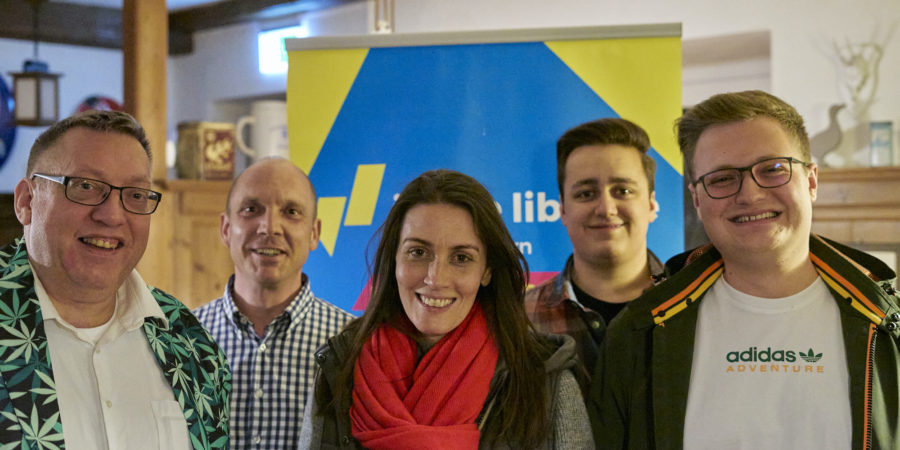 Cannabis vor der Legalisierung war Thema einer Diskussionsrunde der Jungen Liberalen (JuLis) v.l.: Josef König (Pressesprecher CVB), Franz Egerer (Kreisvorsitzender FDP Dingolfing-Landau), Nicole Bauer (MdB), Nick Kelldorfner (Bezirksvorsitzender JuLis Niederbayern), Phil Achter (Kreisvorsitzender JuLis Dingolfing-Landau/Rottal-Inn)